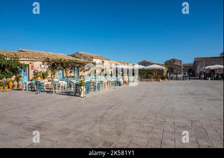 Marzamemi, Italien - 09-14-2022: Piazza Regina Margherita in Marzamemi voller Farben und charakteristischer Orte Stockfoto