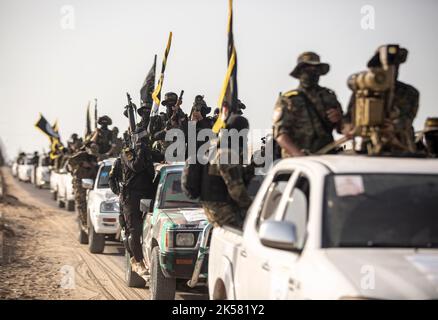 Palästinensische Gebiete, Gazastreifen. Oktober 06. 2022. Bewaffnete Kämpfer der Al-Quds Brigaden, dem militärischen Flügel des Islamischen Jihad, nehmen an einer antiisraelischen Militärparade zum 35.. Jahrestag des Starts der Bewegung des Islamischen Jihad in Khan Yunis im südlichen Gaza-Streifen Teil. Stockfoto