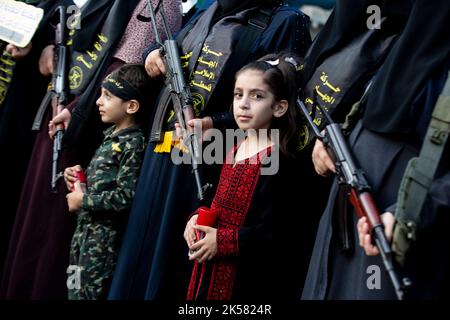 Palästinensische Gebiete, Gazastreifen. Oktober 06. 2022. Bewaffnete Kämpfer der Al-Quds Brigaden, dem militärischen Flügel des Islamischen Jihad, nehmen an einer antiisraelischen Militärparade zum 35.. Jahrestag des Starts der Bewegung des Islamischen Jihad in Khan Yunis im südlichen Gaza-Streifen Teil. Stockfoto