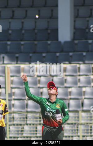 Sylhet, Bangladesch. 6. Oktober 2022. Moment der heutigen Zeit werfen. Das bangladeschische Frauen-Cricket-Team gewann den Wurf und wählte den ersten Schläger während des Spiels zwischen Malaysia und Bangladesch des Women's Cricket Asia Cup 2022 im Sylhet International Stadium. Am 6. Oktober 2022 in Sylhet, Bangladesch. (Bild: © MD Rafayat Haque Khan Eyepix G/eyepix über ZUMA Press Wire) Stockfoto