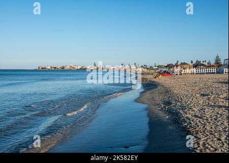 Marzamemi, Italien - 09-14-2022: Der schönste Strand in Marzamemi mit der Stadt im Hintergrund Stockfoto