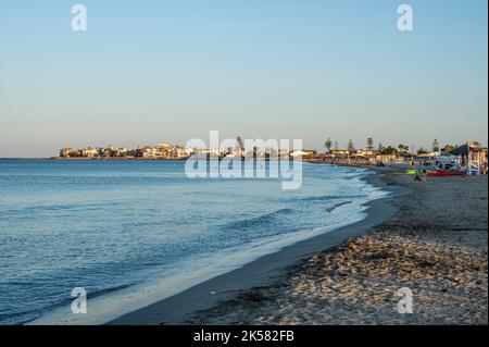 Marzamemi, Italien - 09-14-2022: Der schönste Strand in Marzamemi mit der Stadt im Hintergrund Stockfoto