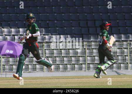 Sylhet, Bangladesch. 6. Oktober 2022. Fargana Haque Pinky und Murshida Khatun von der Frauen-Mannschaft aus Bangladesch laufen während des Spiels zwischen Malaysia und Bangladesch zum Women's Cricket Asia Cup 2022 im Sylhet International Stadium. Am 6. Oktober 2022 in Sylhet, Bangladesch. (Bild: © MD Rafayat Haque Khan Eyepix G/eyepix über ZUMA Press Wire) Stockfoto