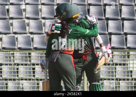 Sylhet, Bangladesch. 6. Oktober 2022. Nigar Sultana Joty und Murshida Khatun vom Frauen-Team von Bangladesh feiern während des Spiels zwischen Malaysia und Bangladesch zum Women's Cricket Asia Cup 2022 im Sylhet International Stadium. Am 6. Oktober 2022 in Sylhet, Bangladesch. (Bild: © MD Rafayat Haque Khan Eyepix G/eyepix über ZUMA Press Wire) Stockfoto