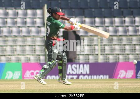 Sylhet, Bangladesch. 6. Oktober 2022. Fargana Haque Pinky vom Frauen-Team von Bangladeshi trifft beim Spiel zwischen Malaysia und Bangladesh beim Women's Cricket Asia Cup 2022 im Sylhet International Stadium einen quadratischen Cut-Shot. Am 6. Oktober 2022 in Sylhet, Bangladesch. (Bild: © MD Rafayat Haque Khan Eyepix G/eyepix über ZUMA Press Wire) Stockfoto