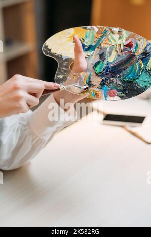 Kunst Werkzeuge weibliche Maler mischen Farben Malerei Stockfoto