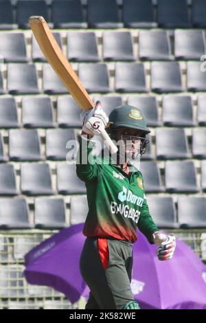 Sylhet, Bangladesch. 6. Oktober 2022. Nigar Sultana Joty von der bangladeschischen Frauenmannschaft trifft während des Spiels zwischen Malaysia und Bangladesch zum Women's Cricket Asia Cup 2022 im Sylhet International Stadium. Am 6. Oktober 2022 in Sylhet, Bangladesch. (Bild: © MD Rafayat Haque Khan Eyepix G/eyepix über ZUMA Press Wire) Stockfoto