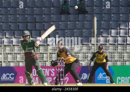 Sylhet, Bangladesch. 6. Oktober 2022. Nigar Sultana Joty von der bangladeschischen Frauenmannschaft trifft während des Spiels zwischen Malaysia und Bangladesch zum Women's Cricket Asia Cup 2022 im Sylhet International Stadium. Am 6. Oktober 2022 in Sylhet, Bangladesch. (Bild: © MD Rafayat Haque Khan Eyepix G/eyepix über ZUMA Press Wire) Stockfoto