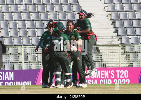 Sylhet, Bangladesch. 6. Oktober 2022. Nigar Sultana Joty von der bangladeschischen Frauenmannschaft trifft während des Spiels zwischen Malaysia und Bangladesch zum Women's Cricket Asia Cup 2022 im Sylhet International Stadium. Am 6. Oktober 2022 in Sylhet, Bangladesch. (Bild: © MD Rafayat Haque Khan Eyepix G/eyepix über ZUMA Press Wire) Stockfoto