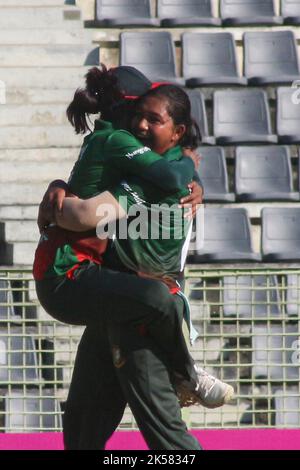 Sylhet, Bangladesch. 6. Oktober 2022. Fariha Islam Trisna von der bangladeschischen Frauenmannschaft feiert während des Spiels zwischen Malaysia und Bangladesch des Women's Cricket Asia Cup 2022 im Sylhet International Stadium. Am 6. Oktober 2022 in Sylhet, Bangladesch. (Bild: © MD Rafayat Haque Khan Eyepix G/eyepix über ZUMA Press Wire) Stockfoto