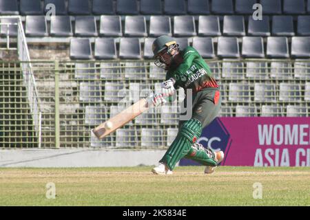 Sylhet, Bangladesch. 6. Oktober 2022. Nigar Sultana Joty von der bangladeschischen Frauenmannschaft trifft während des Spiels zwischen Malaysia und Bangladesch zum Women's Cricket Asia Cup 2022 im Sylhet International Stadium. Am 6. Oktober 2022 in Sylhet, Bangladesch. (Bild: © MD Rafayat Haque Khan Eyepix G/eyepix über ZUMA Press Wire) Stockfoto