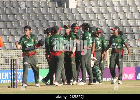 Sylhet, Bangladesch. 6. Oktober 2022. Die Integranten des bangladeschischen Frauenteams feiern beim Spiel zwischen Malaysia und Bangladesch zum Women's Cricket Asia Cup 2022 im Sylhet International Stadium. Am 6. Oktober 2022 in Sylhet, Bangladesch. (Bild: © MD Rafayat Haque Khan Eyepix G/eyepix über ZUMA Press Wire) Stockfoto