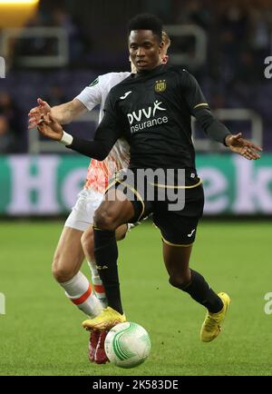 Brüssel, Belgien, 06. Oktober 2022, Flynn Downes von West Ham und Moussa N'Diaye von Anderlecht kämpfen während eines Fußballspiels zwischen dem belgischen RSC Anderlecht und dem britischen West Ham United FC am Donnerstag, dem 06. Oktober 2022 in Anderlecht, Brüssel, Belgien, um den Ball. Am dritten Tag in der Gruppenphase der UEFA Conference League. BELGA FOTO VIRGINIE LEFOUR Stockfoto