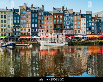 Beeindruckender Blick auf die Hafenpromenade von Honfleur mit farbenfrohen Häusern, die sich im Hafen, der Normandie, Frankreich widerspiegeln Stockfoto