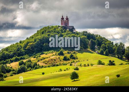 Calvary Banska Stiavnica mit dramatischen Himmel in einem Sommer, Slowakei, Europa. Stockfoto