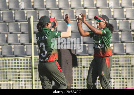 Sylhet, Bangladesch. 6. Oktober 2022. Die Integranten des bangladeschischen Frauenteams feiern beim Spiel zwischen Malaysia und Bangladesch zum Women's Cricket Asia Cup 2022 im Sylhet International Stadium. Am 6. Oktober 2022 in Sylhet, Bangladesch. (Bild: © MD Rafayat Haque Khan Eyepix G/eyepix über ZUMA Press Wire) Stockfoto