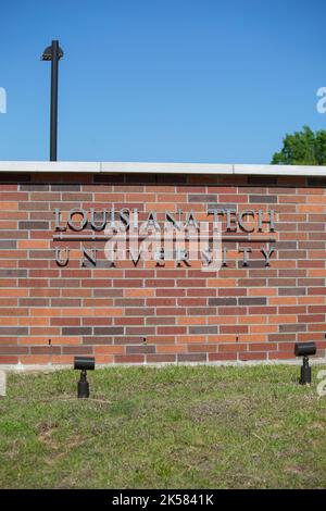 LOUISIANA TECH UNIVERSITY, RUSTON, LOUISIANA, VEREINIGTE STAATEN - 9. April 2017: Rote Ziegelmauer markiert den Louisiana Tech University Ruston Campus. Stockfoto