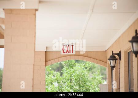 DECATUR, TEXAS - 6. Juni 2014: Schild zum Ausgang des Motels, das in Richtung einer Treppe von der Kamera zeigt Stockfoto