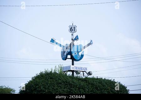 CLARKSDALE, MISSISSIPPI/USA - 11. Juli 2016: Gitarren zeigen die Kreuzung von US 61 und US 49 in Clarksdale, die oft als das berühmte Kreuz bezeichnet werden Stockfoto