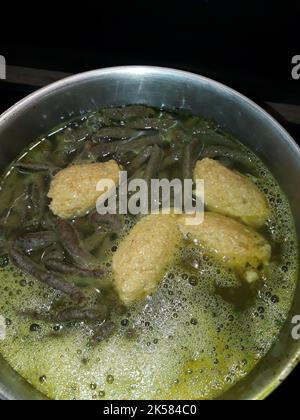 Hausgemachte Suppenknödel in einem Topf Stockfoto