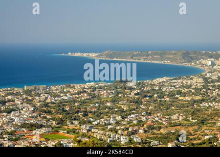 Luftaufnahme der Nordwestküste der Insel und der Stadt Rhodos. Stockfoto
