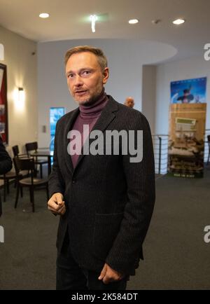 06. Oktober 2022, Niedersachsen, Osnabrück: Der Bundesfinanzminister Christian Lindner (FDP) kommt zu einer Wahlkampfveranstaltung der Liberalen zu den Landtagswahlen in Niedersachsen ins Cinema Arthouse. Foto: Friso Gentsch/dpa Stockfoto