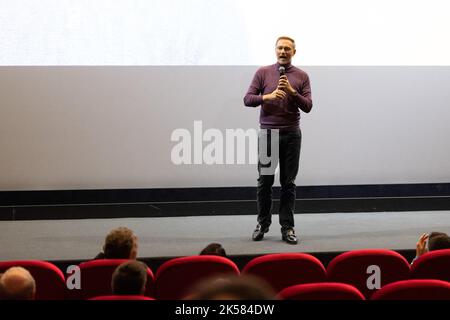 06. Oktober 2022, Niedersachsen, Osnabrück: Bundesfinanzminister Christian Lindner (FDP) spricht im Cinema Arthouse bei einer Wahlkampfveranstaltung der Liberalen zur Landtagswahl in Niedersachsen. Foto: Friso Gentsch/dpa Stockfoto