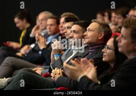 06. Oktober 2022, Niedersachsen, Osnabrück: Bundesfinanzminister Christian Lindner (FDP) sitzt im Cinema Arthouse bei einer Wahlkampfveranstaltung der Liberalen zur Landtagswahl in Niedersachsen. Foto: Friso Gentsch/dpa Stockfoto