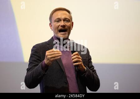 06. Oktober 2022, Niedersachsen, Osnabrück: Bundesfinanzminister Christian Lindner (FDP) spricht im Cinema Arthouse bei einer Wahlkampfveranstaltung der Liberalen zur Landtagswahl in Niedersachsen. Foto: Friso Gentsch/dpa Stockfoto