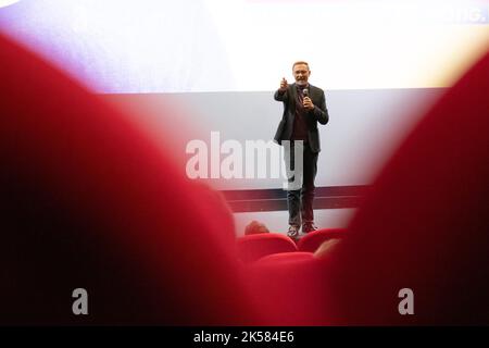 06. Oktober 2022, Niedersachsen, Osnabrück: Bundesfinanzminister Christian Lindner (FDP) spricht im Cinema Arthouse bei einer Wahlkampfveranstaltung der Liberalen zur Landtagswahl in Niedersachsen. Foto: Friso Gentsch/dpa Stockfoto