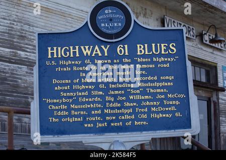 TUNICA, MISSISSIPPI/USA - 11. Juli 2016: Blaues Schild am Highway 61 Blues vor dem Tor zum Blues Visitors Center & Museum - Tunica. Stockfoto