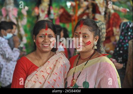 Dhaka, Bangladesch. 6.. Oktober 2022. Bijaya Dashami wurde mit Freude in Dhakas Hazaribagh Sweeper Colony gefeiert. Stockfoto