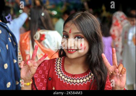 Dhaka, Bangladesch. 6.. Oktober 2022. Bijaya Dashami wurde mit Freude in Dhakas Hazaribagh Sweeper Colony gefeiert. Stockfoto