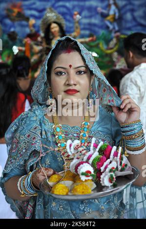 Dhaka, Bangladesch. 6.. Oktober 2022. Bijaya Dashami wurde mit Freude in Dhakas Hazaribagh Sweeper Colony gefeiert. Stockfoto