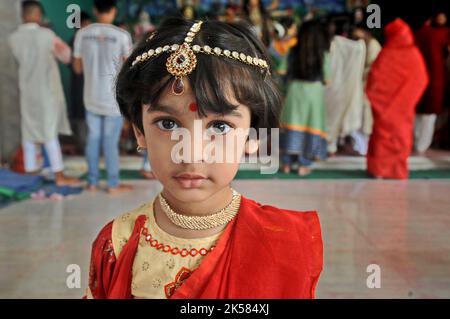 Dhaka, Bangladesch. 6.. Oktober 2022. Bijaya Dashami wurde mit Freude in Dhakas Hazaribagh Sweeper Colony gefeiert. Stockfoto