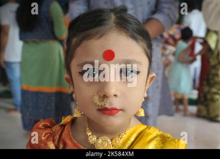 Dhaka, Bangladesch. 6.. Oktober 2022. Bijaya Dashami wurde mit Freude in Dhakas Hazaribagh Sweeper Colony gefeiert. Stockfoto