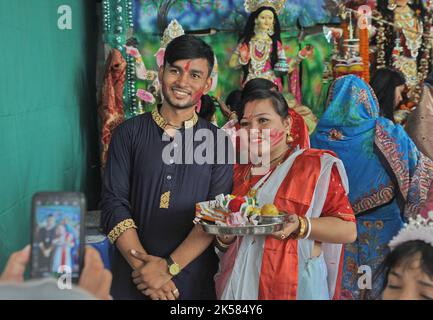 Dhaka, Bangladesch. 6.. Oktober 2022. Bijaya Dashami wurde mit Freude in Dhakas Hazaribagh Sweeper Colony gefeiert. Stockfoto