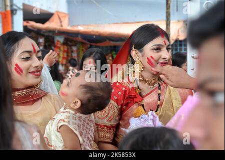 Dhaka, Bangladesch. 6.. Oktober 2022. Bijaya Dashami wurde mit Freude in Dhakas Hazaribagh Sweeper Colony gefeiert Stockfoto