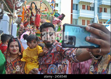 Dhaka, Bangladesch. 6.. Oktober 2022. Bijaya Dashami wurde mit Freude in Dhakas Hazaribagh Sweeper Colony gefeiert. Stockfoto