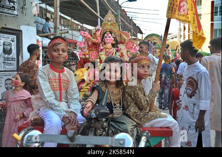 Dhaka, Bangladesch. 6.. Oktober 2022. Bijaya Dashami wurde mit Freude in Dhakas Hazaribagh Sweeper Colony gefeiert. Stockfoto