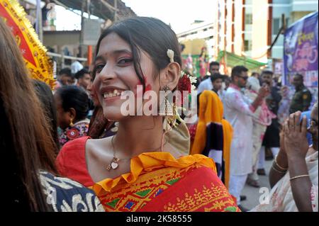 Dhaka, Bangladesch. 6.. Oktober 2022. Bijaya Dashami wurde mit Freude in Dhakas Hazaribagh Sweeper Colony gefeiert. Stockfoto