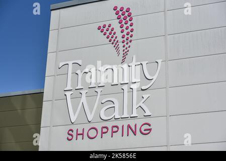 5. Oktober 2022: Wakefield, West Yorkshire, England, UK - Foto zeigt Parkplatz und Eingang zum Trinity Walk, Wakefield's neues Einkaufszentrum, auch hier Stockfoto