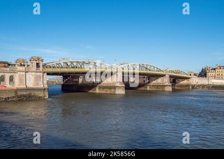 Die Rochester Bridge, die A2 Road Bridge über den River Medway in Rochester, Kent, Großbritannien. Stockfoto