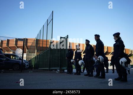 Polizeibeamte bewachen den Eingang der West Ham United Fans vor dem Spiel der UEFA Europa Conference League im Lotto Park, Anderlecht. Bilddatum: Donnerstag, 6. Oktober 2022. Stockfoto