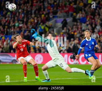 Cardiff, Großbritannien. 06. Oktober 2022. Torhüterin Almina Hodzic (#12 Bosnien und Herzegowina) schlägt den Ball während der FIFA Frauen-WM-Play-Off-First-Round zwischen Wales und Bosnien und Herzegowina 2023 im Cardiff City Stadium in Cardiff, Wales. (James Whitehead/SPP) Quelle: SPP Sport Press Foto. /Alamy Live News Stockfoto