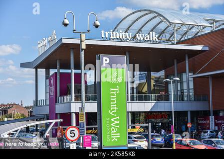 5. Oktober 2022: Wakefield, West Yorkshire, England, UK - Foto zeigt Parkplatz und Eingang zum Trinity Walk, Wakefield's neues Einkaufszentrum, auch hier Stockfoto