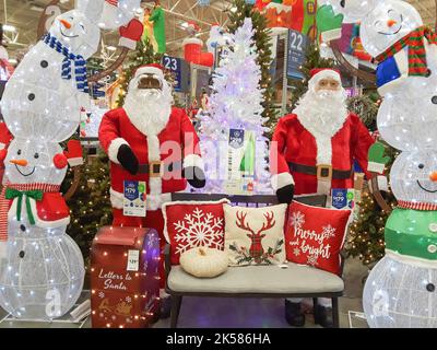 Schwarze und weiße Weihnachtsmänner, die während der Weihnachtszeit in einem lokalen Geschäft in Nord-Zentral-Florida erhältlich sind. Stockfoto