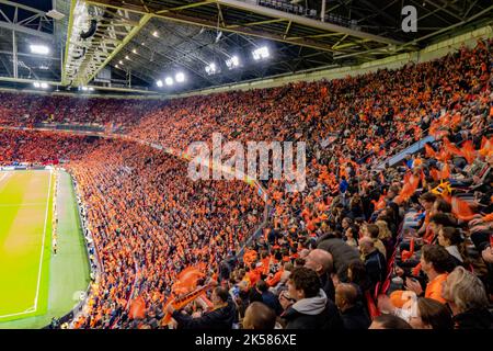 Orangefarbene Fans beim Fußballspiel der niederländischen Nationalmannschaft in der Amsterdam Arena, Holland Stockfoto