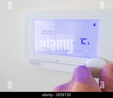 Einstellen der Temperatur der Zentralheizung zu Hause in Holland Stockfoto