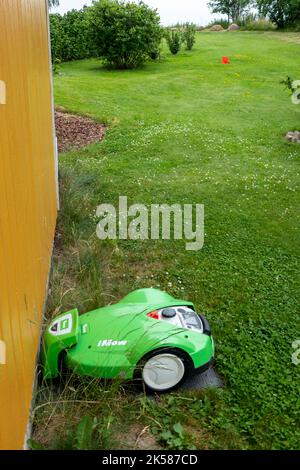 Robotermäher bei Green in Norwy Stockfoto